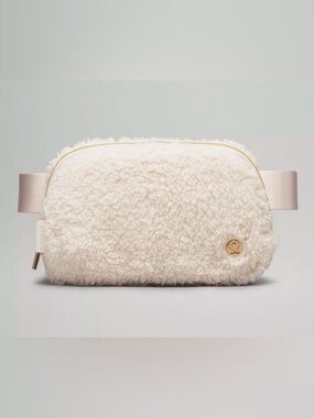 NWT Lululemon everywhere belt bag in fleece